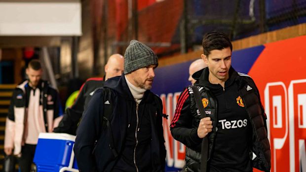 Manchester United coaches Erik ten Hag and Eric Ramsay talking